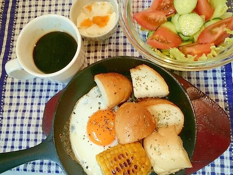 目玉焼きにんにくカレートースト♪モーニングセット